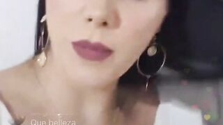 Evaluna descuido se le sale pezon en directo