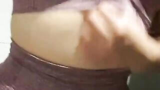 Calentura En El Gimnasio, Chica Guarra Arrecha Se Toca En Los Vestuarios Del Gimnasio