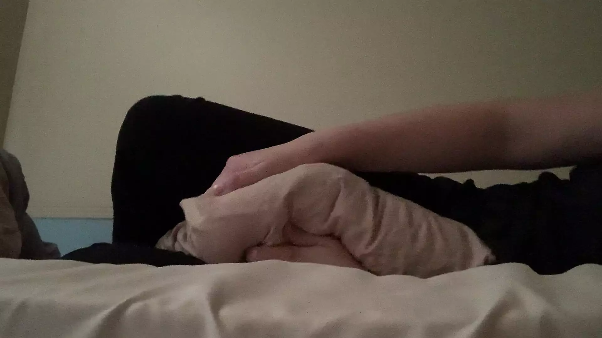 оргазм с подушкой между ног фото 69