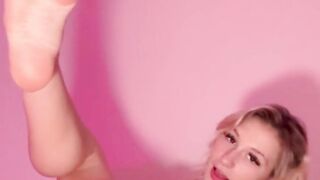 CUTE BLONDE SHAKING ASS & PUSSY - FULL vid on MY OF