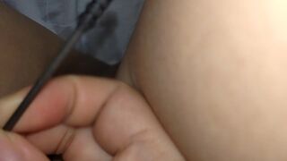 クリトリスに溜まった垢を黒綿棒で綺麗にします♥️